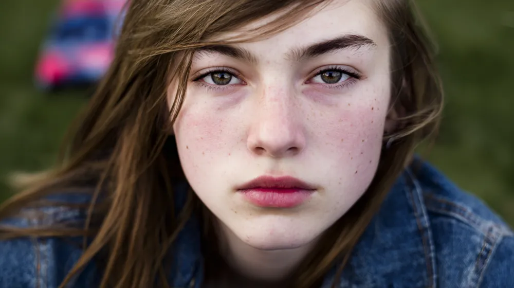 Retrato cercano femenino