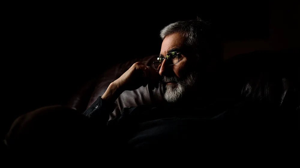 Retrato bajo, claroscuro